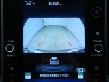 ■リヤビューカメラの映像です。ステアリング連動ガイドラインが、後退時の予想進路を表示し、運転のサポートを致します。