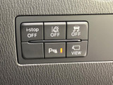 各種機能を操作するスイッチがまとまり、表示を見ながら必要な項目を選べます。駐車支援や車両設定などを確認しやすく、日常の運転をサポートする装備です。