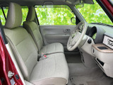 明るい色合いのシートと広い窓が、運転席まわりに開放感をもたらします。前方や側方を見渡しやすい視界で、乗り降りの際にも室内の様子を確認しやすく、日々の移動に使いやすい空間です。