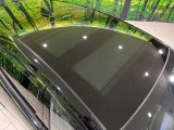 【パノラマルーフ】大型のガラスルーフ搭載で車内の解放感が一気にアップ!開放的なドライブをお楽しみいただけます。