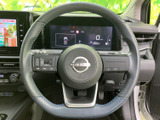 手元には各種スイッチがまとまり、運転姿勢を保ちながら必要な機能にアクセスしやすい構成です。メーターや周辺表示と合わせて、日々の運転を便利にサポートします。