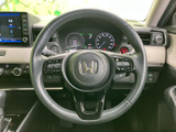 握りやすい形状で、快適なドライビングをサポート。操作しやすい配置のスイッチで、運転中の操作もスムーズに行えます。