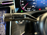 ステアリングボタンは、使いやすいデザインでございます。ステアリング付近のレバーや、ステアリングボタンで追従機能の操作も可能でございます。