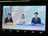 停車中にテレビ番組を画面で視聴でき、待ち時間を過ごす際にも活用できます。ニュースなどの映像を確認できるため、車内で過ごすひとときに便利な装備です。