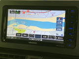 見やすい地図画面で、目的地をスムーズに検索。渋滞情報も確認できるので、効率的なルート選択が可能です。快適なドライブをサポートします。