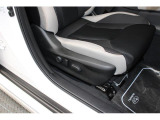 運転席10ウェイパワーシート。前後スライド、前チルト、シートリフター、リクライニング、ランバーサポートの調整を電動化。最適なポジションを提供します。