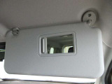 バニティミラー付きなので、サンバイザーを下ろしてササっと身だしなみを整えられます♪