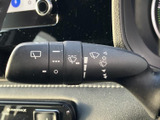 レバー上に各種表示がまとめられており、運転席から機能の内容を確認しやすい配置です。手元で扱えるため、天候の変化に合わせて車内から調整しやすい点が便利です。