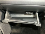 【グローブボックス】容器がせり出してくるバケットタイプ!一目で中身を把握でき、取り出しやすさにも優れます!