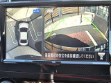 アラウンドビューモニター。上空から見下ろしているような映像で、スムースな駐車をサポートします。