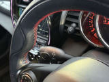 輸入車のため、ウィンカーレバーとワイパーレバーの配置は国産車と左右が逆となります。操作に慣れるまでは違和感がありますが、使用を重ねることで自然に扱えるようになります。