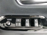 運転席のパワーウインドスイッチで全席窓の開閉・ロック操作ができます。