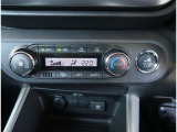 【オートエアコン】1年中快適な室内を提供!車内温度を設定すると、風量を自動で調整してくれます。