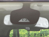 【エマージェンシーブレーキ】走行中に前方の車両等を認識し、衝突しそうな時は警報とブレーキで衝突回避と被害軽減をアシスト。より安全にドライブをお楽しみいただけます。