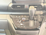 快適装備のオートエアコン♪ 温度設定をすれば、自動で車内の温度管理をしてくれる優れ物です☆彡
