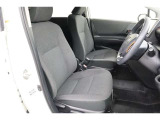 運転席・助手席です。使い勝手のいいお車となっております。