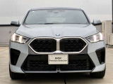 【BMWの伝統】BMWの特徴的な&ldquo;キドニーグリル&rdquo;は、80年以上続く伝統の形でございます。変わらないこだわりのデザインが、プレミアムブランド&ldquo;BMW&rdquo;を創り出します。