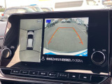 後方の映像に加えて車両周辺の表示も確認でき、駐車時に周囲を把握する目安になります。画面には進路のガイドも表示され、バックでの駐車や狭い場所での切り返しをサポートします。
