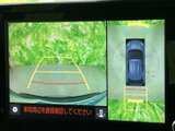 車両後方の映像と上から見た周囲の表示を切り替えて確認でき、駐車時の周囲確認をサポートします。ガイド線も表示されるため、狭い場所での駐車や切り返しの際に状況を把握しやすい画面です。