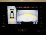 パノラミックビューモニターを装備。駐車場や交差点でクルマを真上から見るように周囲を確認できます。機能の詳細は販売店スタッフまでおたずねください。