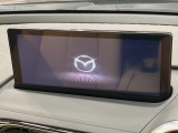 【8.8インチマツダコネクト】車内の雰囲気にマッチした大型のディスプレイ。スマホ接続でのナビ使用やBluetooth再生等、様々な機能が楽しめます。直感的なダイヤル操作が可能で、使い勝手も良好です。