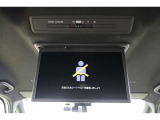 助手席側のオープントレイは深さ違いのトレイで使いやすくなっています。置きやすく取り出しやすいのがオープントレイの良いところですね。上部にはリッド付きの収納スペースも備えています。