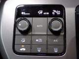 運転席からも手が届きやすく、操作しやすい空調コントロールパネル。オートエアコンなので操作の煩わしさが無くオールシーズン快適にドライブできます。快適空間で運転に集中できますね。