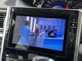 映像を画面で確認でき、停車中の休憩時間などにテレビ視聴を楽しめます。画面上に映像が表示されるため、車内で過ごすひとときの選択肢が広がる便利な装備です。運転中の視聴はお控えください。