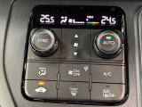 デュアルエアコンを装備!運転席と助手席でそれぞれお好みの温度に設定できるため、体感温度の違いにも対応できます。同乗者と一緒のドライブを、より快適に過ごせる嬉しい装備です。