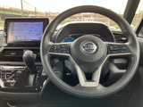 手元には複数のスイッチがまとまり、運転姿勢を保ちながら各種機能を活用しやすい構成です。メーターやナビとの位置関係も分かりやすく、毎日の運転で扱いやすさを感じられます。
