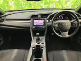 運転席まわりは視界が広く、前方の状況を確認しやすいレイアウトです。シートや内装は落ち着いた色合いでまとめられ、運転中も同乗時も心地よく過ごせます。