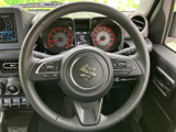 手元にオーディオなどの操作ボタンが配置され、運転中も視線を大きく移さずに扱いやすい仕様です。メーターの確認もしやすい位置関係で、日常の運転をサポートします。