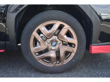 純正のアルミホイールは高い剛性を持ち、スバル車の走行安定性に貢献します。