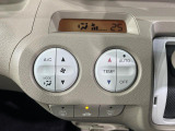 【オートエアコン】一度お好みの温度に設定すれば、車内の温度を検知し風量や温度を自動で調整。暑い&hellip;寒い&hellip;と何度もスイッチ操作をする必要はありません。快適な車内空間には必須の機能ですね♪