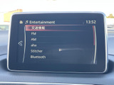 交通情報やFM、AMなどの選択肢が一覧で表示され、使いたい音源を画面上で確認しやすい仕様です。Bluetoothなどにも対応したメニューがあり、日々の移動中も好みに合わせて音声を楽しめます。