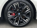 BMW純正アルミホイール。洗練されたデザインで、足元の個性を引き立てます。