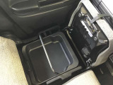 助手席シートの下には、収納BOXが有り!!