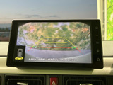 後方の映像に目安となるガイド線が表示され、駐車時の位置確認に役立ちます。車両周辺の状況を画面で把握しやすく、バックでの駐車や狭い場所での切り返しをサポートします。