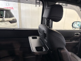 シートバックテーブルを装備!飲み物やちょっとした小物を置くことができ、車内での休憩やお子様とのお出かけにも便利。使わない時は折りたたんで収納できる、後席の快適性を高める嬉しい装備です。