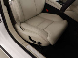運転席・助手席は、パワーシートとベンチレーション、シートヒーター、マッサージ機能を完備。人間工学に基づいたシート形状は、運転の疲れを軽減してくれます。