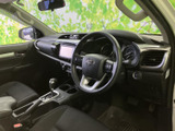 運転席まわりは各部が見渡しやすく、前方へ抜ける視界も開放的です。落ち着いた色合いのシートや内装がまとまり、日々の乗車にも馴染みやすい空間です。