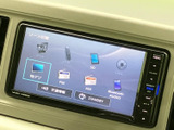 地デジやFM、AM、Bluetooth Audioなど複数の音源に対応した画面を備えています。使いたいソースを選びやすく、日々の移動中も音楽や情報を楽しむ際に活躍する装備です。