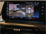【全周囲カメラ】全周囲カメラ装備車両で御座いますので、狭い駐車スペースでもお車の全体図が確認でき、障害物との接触を未然に防ぐことが可能です。