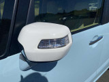 ドアミラーは電動格納機能付き!車内から操作できるので、駐車時などにも便利です。オートリトラミラーも装備し、日常使いをサポートします。