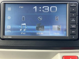 音源の選択肢が画面上に整理され、時刻も大きく表示されています。表示内容を確認しながら使えるため、普段の移動でも目的の項目を見つけやすいオーディオ画面です。