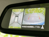 車両周辺を俯瞰した映像と後方の映像を確認でき、駐車時の周囲確認をサポートします。画面表示を参考にしつつ、周囲を直接確認しながら操作できて安心です。