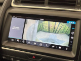 サラウンドカメラ(360&deg;カメラ)『車載のカメラを駆使し、車を真上から見下ろしている映像に変換、センターディスプレイに表示させ、安全な駐車をサポート。縦列駐車や狭い場所への駐車に大きく役立ちます。』