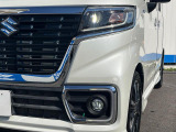 【LEDヘッドライト】悪天候や夜間走行時も良好な視界を確保し安心して運転できる高輝度LEDヘッドライトを装備!点灯速度が早く、消費電力も抑えられています。