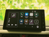 電話やラジオ、テレビ、Bluetooth、USBなど、日常で使う機能を画面上のアイコンから選べる構成です。設定項目もまとめられ、必要な機能を見つけやすく、さまざまな音源を活用できます。