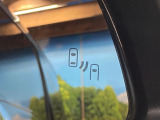 【ブラインドスポットモニター】走行中、ドアミラーの死角になりやすい箇所に後続車が接近するとサイドミラーのレンズに警告を表示!ドライバーに注意喚起をしてくれます。